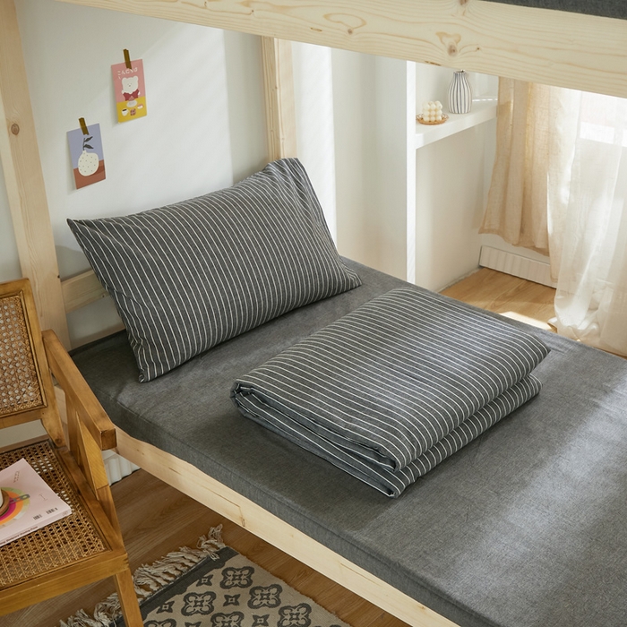 91家纺网 家纺一手货源 找家纺 水洗的故事 2025新款开学季色织水洗棉学生宿舍三件套 灰细条