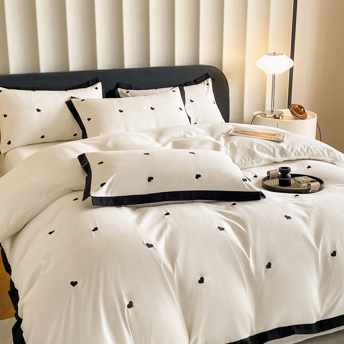 91家纺网 家纺一手货源 找家纺 米彩家纺 2025新款水洗磨毛四件套-蝴蝶结爱心系列 爱心奶昔白