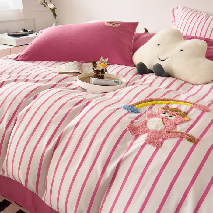 91家纺网 家纺一手货源 找家纺 宜家坊 2025新款卡通水洗棉毛巾绣四件套 彩虹龙-粉条纹