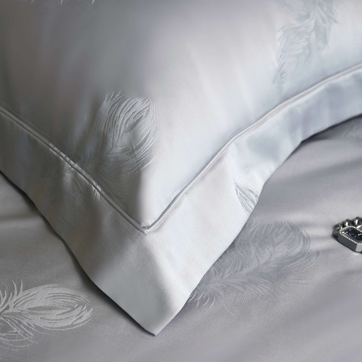 91家纺网 家纺一手货源 找家纺 榻尚家居 2025春夏新款长绒棉全棉纯棉贡缎提花手工立体埋绳工艺四件套 飘羽（高级灰）