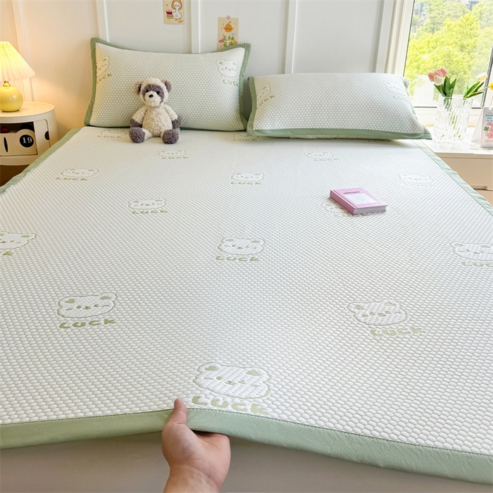 91家纺网 家纺一手货源 找家纺 喜居 2025新款LUCK小冰熊冰豆豆凉席 LUCK小冰熊-绿