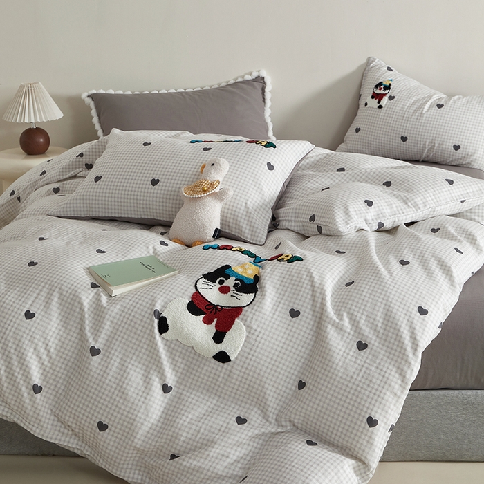 91家纺网 家纺一手货源 找家纺 怡家居 2025新款全棉双层纱可爱卡通毛巾绣四件套 萌趣猫