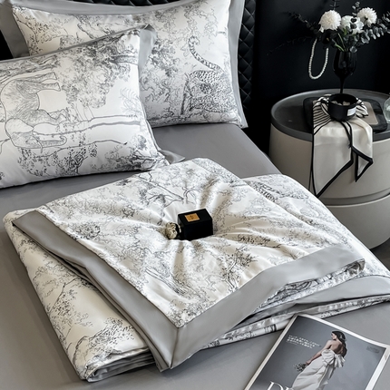 91家纺网 家纺一手货源 找家纺 首尔家纺 2025新款水洗冰丝数码宽边凉感夏被 冰丝-巴洛克灰