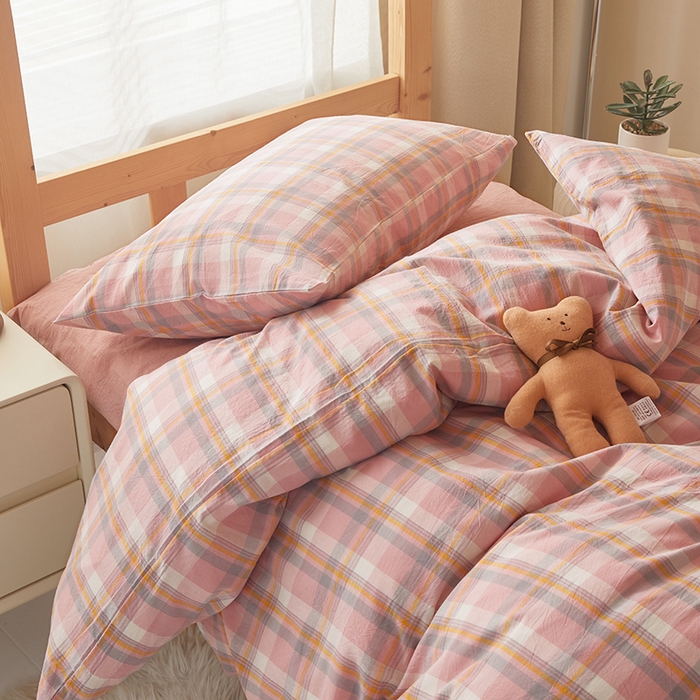 91家纺网 家纺一手货源 找家纺 水洗的故事 2025新款开学季色织水洗棉学生宿舍三件套 欧比亚粉