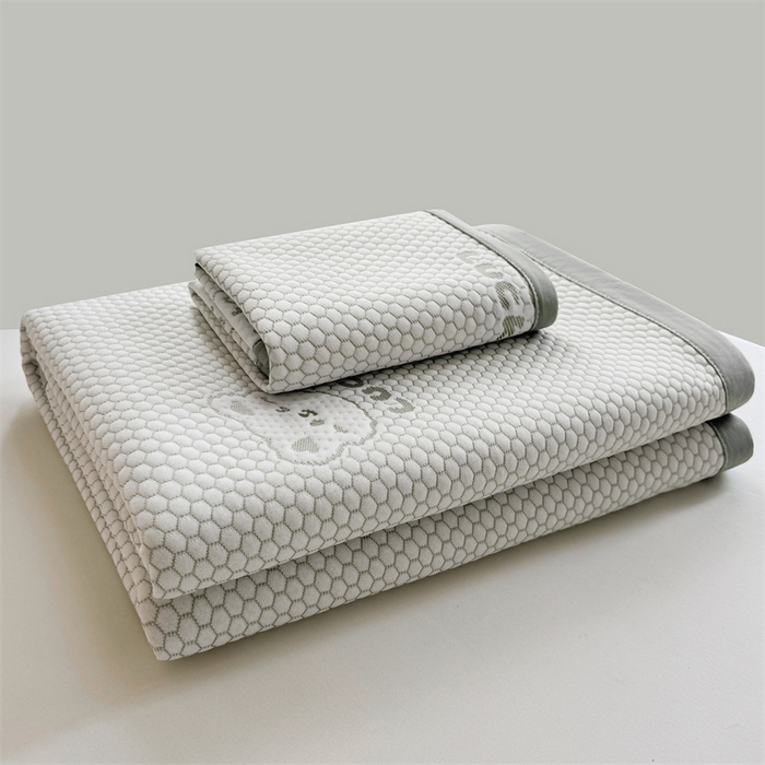 91家纺网 家纺一手货源 找家纺 喜居 2025新款LUCK小冰熊冰豆豆凉席 叠拍组合图仅供参考