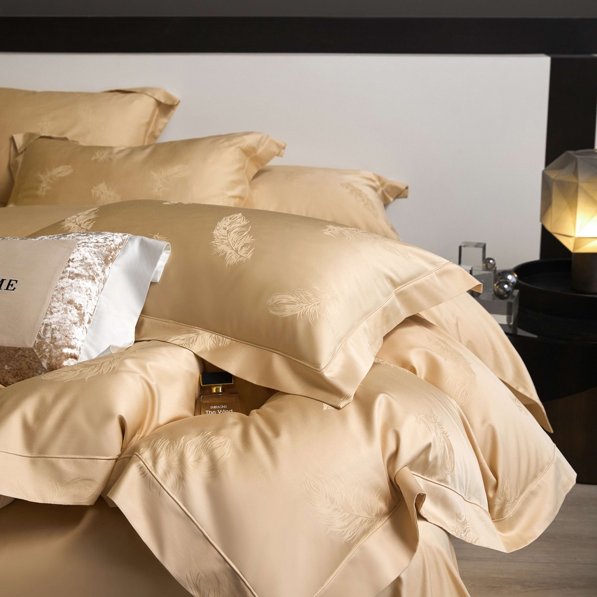 91家纺网 家纺一手货源 找家纺 榻尚家居 2025春夏新款长绒棉全棉纯棉贡缎提花手工立体埋绳工艺四件套 飘羽（香槟金）