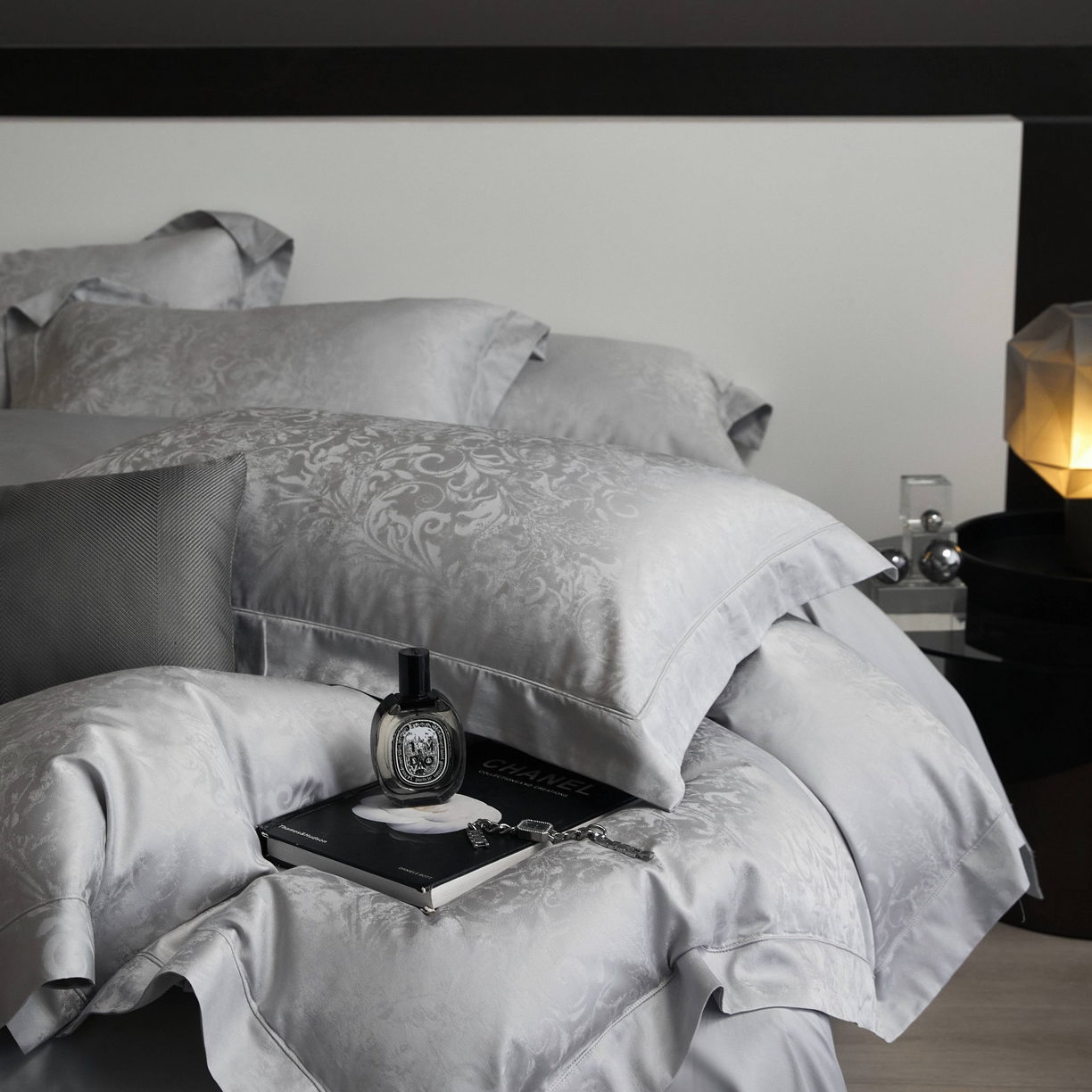 91家纺网 家纺一手货源 找家纺 榻尚家居 2025春夏新款长绒棉全棉纯棉贡缎提花手工立体埋绳工艺四件套 维卡（高级灰）