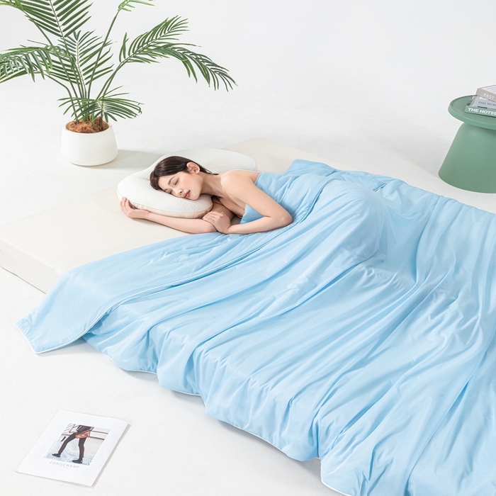 91家纺网 家纺一手货源 找家纺 鑫贝阳 2025春夏新款纯色双拼A类凉感丝夏凉被 纯天空蓝