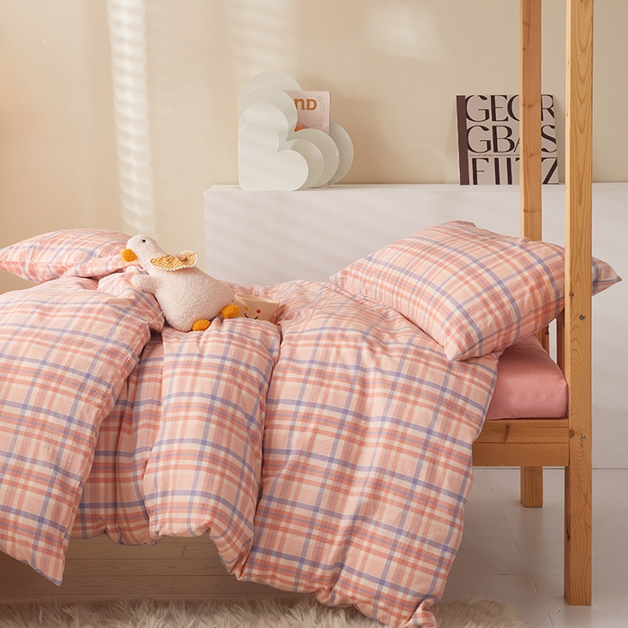 91家纺网 家纺一手货源 找家纺 水洗的故事 2025新款开学季色织水洗棉学生宿舍三件套 恩利尔红