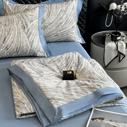 91家纺网 家纺一手货源 找家纺 首尔家纺 2025新款水洗冰丝数码宽边凉感夏被 冰丝-孔雀舞蓝