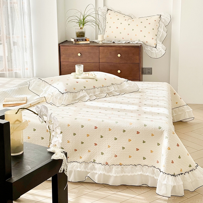 91家纺网 家纺一手货源 找家纺 金喜 2025新款韩版木棉印花小清新床盖双层蕾丝边夹棉床盖-小清新系列 爱心糖