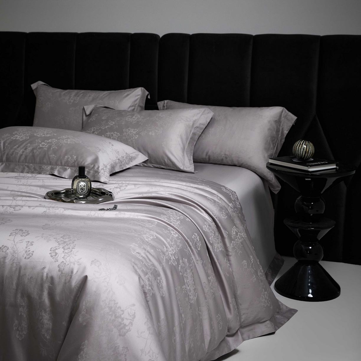 91家纺网 家纺一手货源 找家纺 榻尚家居 2025春夏新款长绒棉全棉纯棉贡缎提花手工立体埋绳工艺四件套 花香风呤-浅灰