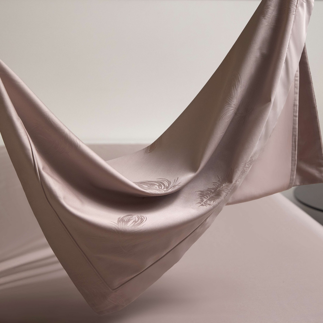 91家纺网 家纺一手货源 找家纺 榻尚家居 2025春夏新款长绒棉全棉纯棉贡缎提花手工立体埋绳工艺四件套 飘羽（红灰）