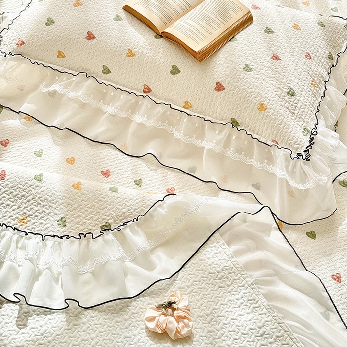 91家纺网 家纺一手货源 找家纺 金喜 2025新款韩版木棉印花小清新床盖双层蕾丝边夹棉床盖-小清新系列 爱心糖