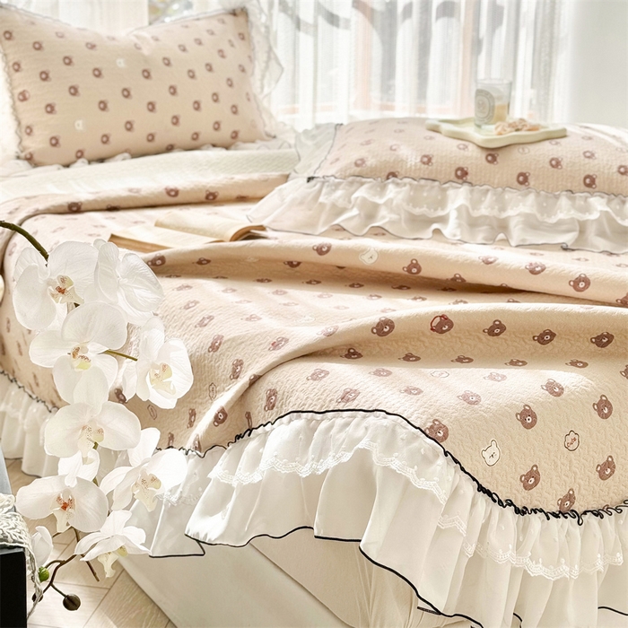 91家纺网 家纺一手货源 找家纺 金喜 2025新款韩版木棉印花小清新床盖双层蕾丝边夹棉床盖-小清新系列 熊小乖