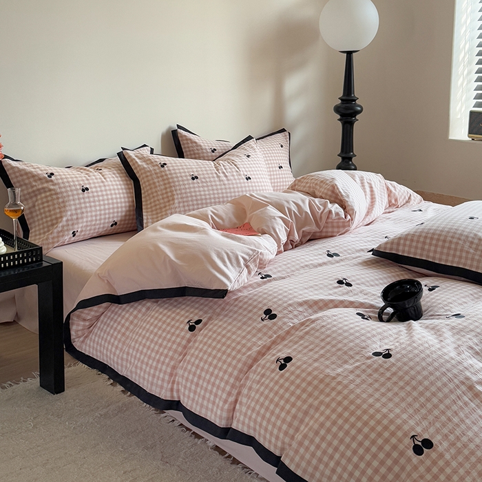 91家纺网 家纺一手货源 找家纺 优悦生活馆2025新款全棉纯棉水洗棉刺绣四件套 粉格-樱桃