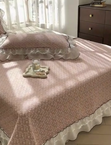 91家纺网 家纺一手货源 找家纺 金喜 2025新款韩版木棉印花小清新床盖双层蕾丝边夹棉床盖-小清新系列 花间粉