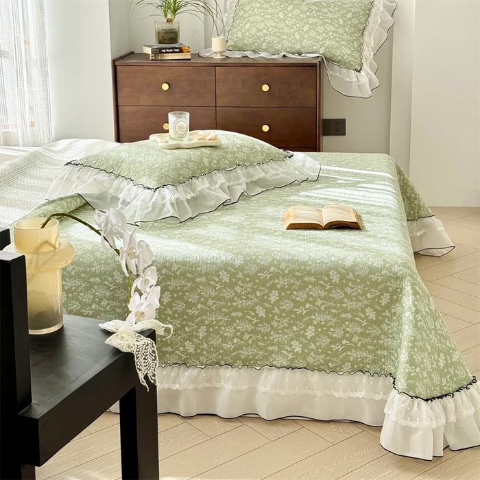 91家纺网 家纺一手货源 找家纺 金喜 2025新款韩版木棉印花小清新床盖双层蕾丝边夹棉床盖-小清新系列 绿风吟