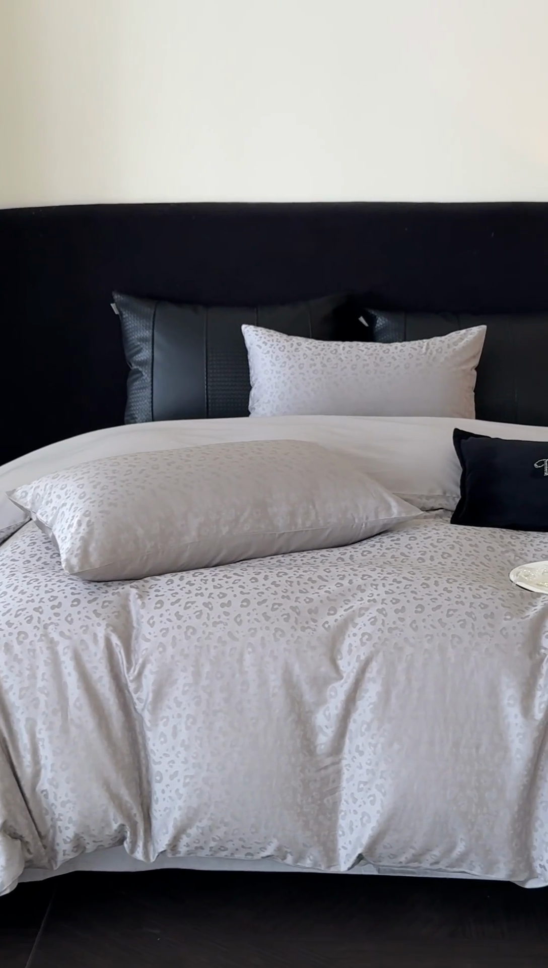 91家纺网 家纺一手货源 找家纺 立奥被业 2025新款60支全棉贡缎提花四件套 豹纹灰