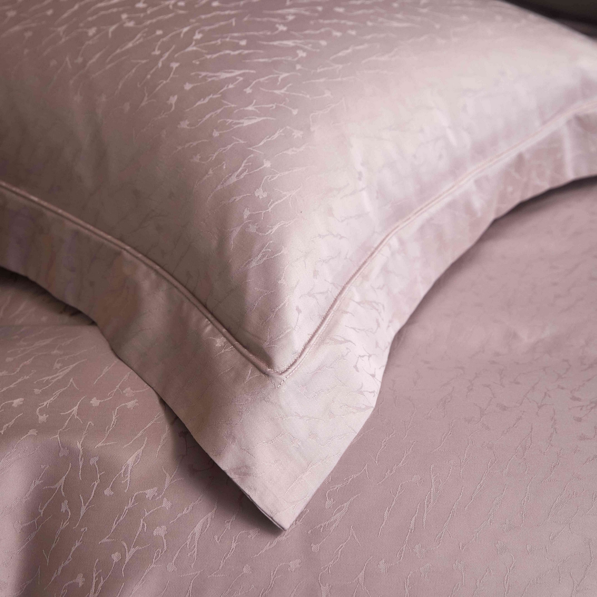 91家纺网 家纺一手货源 找家纺 榻尚家居 2025春夏新款长绒棉全棉纯棉贡缎提花手工立体埋绳工艺四件套 艾克亚（灰紫）