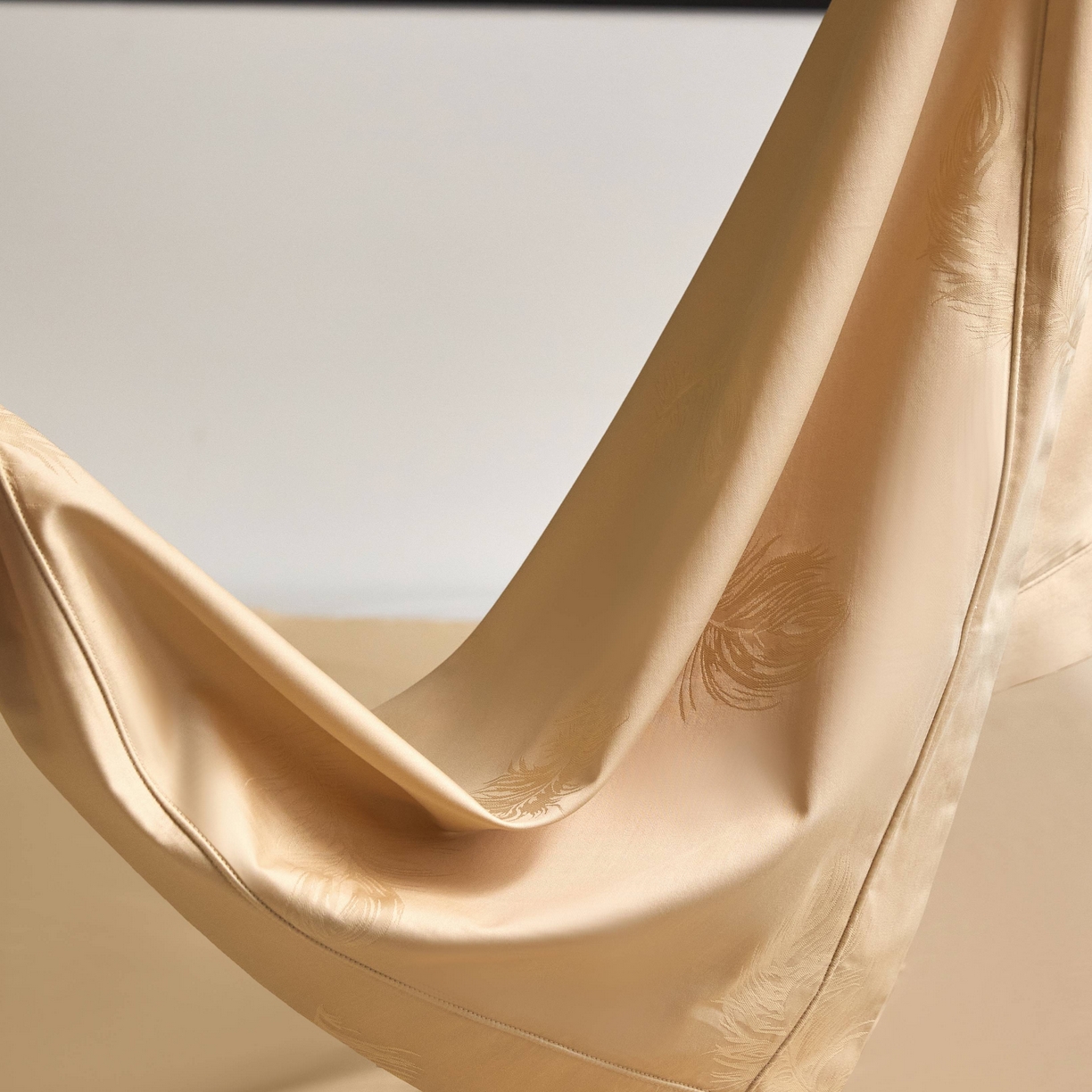 91家纺网 家纺一手货源 找家纺 榻尚家居 2025春夏新款长绒棉全棉纯棉贡缎提花手工立体埋绳工艺四件套 飘羽（香槟金）