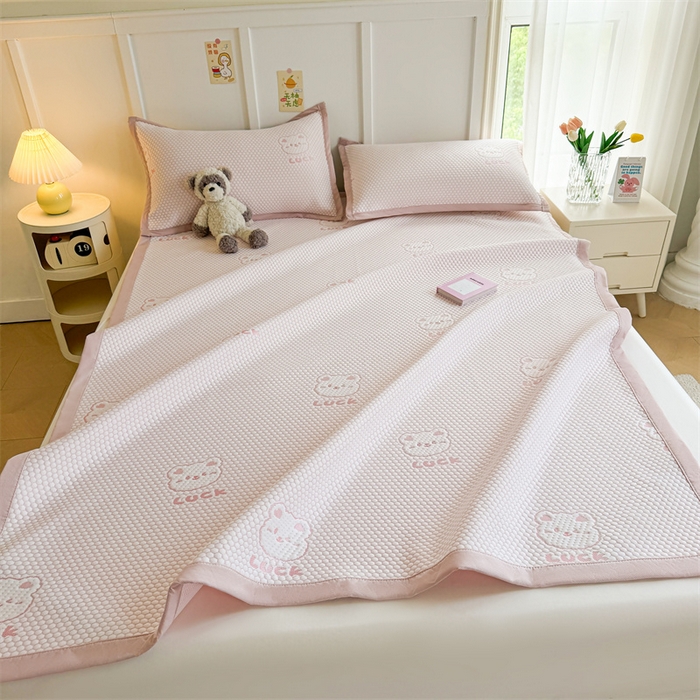 91家纺网 家纺一手货源 找家纺 喜居 2025新款LUCK小冰熊冰豆豆凉席 LUCK小冰熊-粉