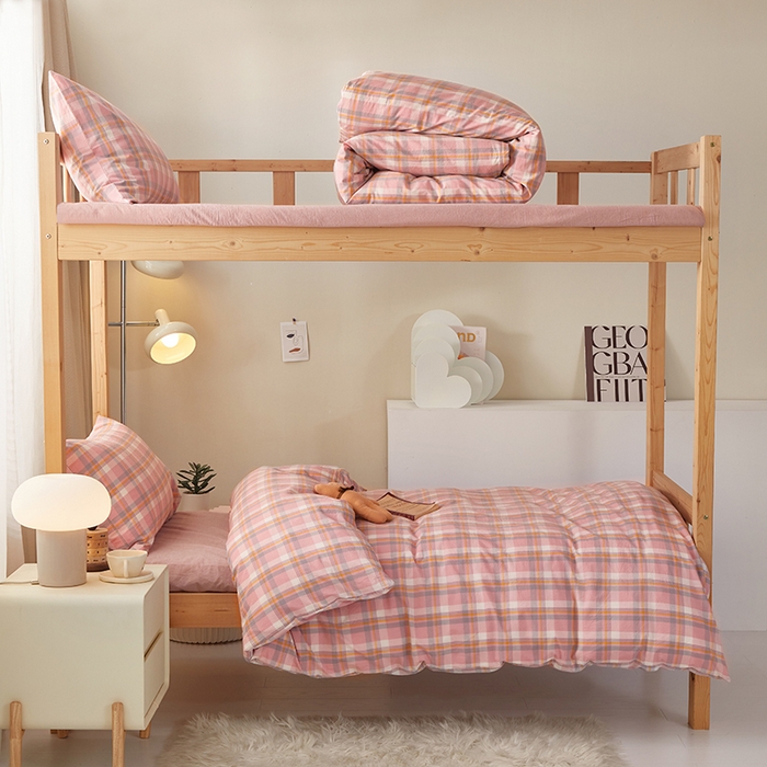 91家纺网 家纺一手货源 找家纺 水洗的故事 2025新款开学季色织水洗棉学生宿舍三件套 欧比亚粉