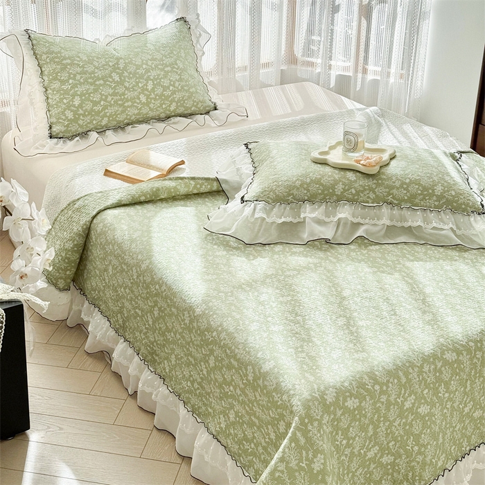 91家纺网 家纺一手货源 找家纺 金喜 2025新款韩版木棉印花小清新床盖双层蕾丝边夹棉床盖-小清新系列 绿风吟