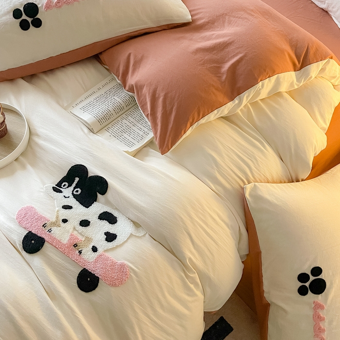 91家纺网 家纺一手货源 找家纺 宜家坊 2025新款卡通水洗棉毛巾绣四件套 滑板狗-米白配咖