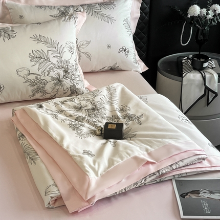 91家纺网 家纺一手货源 找家纺 首尔家纺 2025新款水洗冰丝数码宽边凉感夏被 冰丝-花团锦簇粉