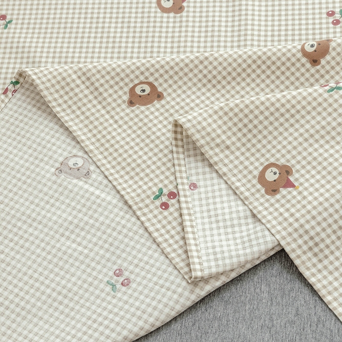 91家纺网 家纺一手货源 找家纺 绫韵 2025春夏新款ins清新卡通碎花全棉13372精梳纯棉单床单系列 小熊派