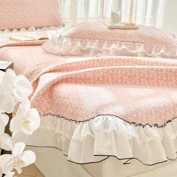 91家纺网 家纺一手货源 找家纺 金喜 2025新款韩版木棉印花小清新床盖双层蕾丝边夹棉床盖-小清新系列 花间粉