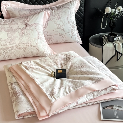 91家纺网 家纺一手货源 找家纺 首尔家纺 2025新款水洗冰丝数码宽边凉感夏被 冰丝-巴洛克粉