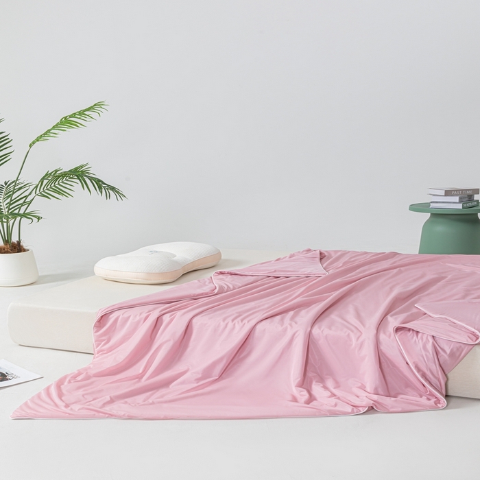 91家纺网 家纺一手货源 找家纺 鑫贝阳 2025春夏新款纯色双拼A类凉感丝夏凉被 粉黛玉