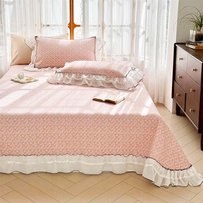 91家纺网 家纺一手货源 找家纺 金喜 2025新款韩版木棉印花小清新床盖双层蕾丝边夹棉床盖-小清新系列 花间粉