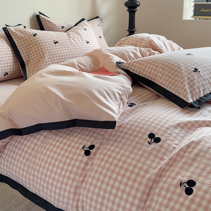 91家纺网 家纺一手货源 找家纺 优悦生活馆2025新款全棉纯棉水洗棉刺绣四件套 粉格-樱桃