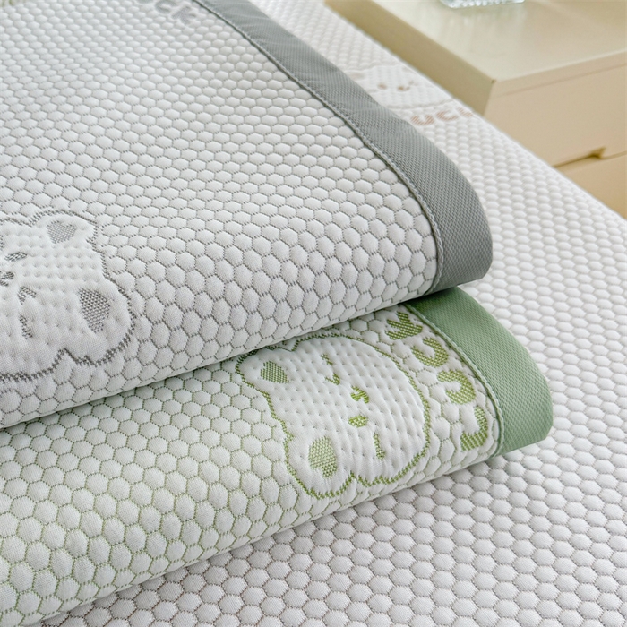 91家纺网 家纺一手货源 找家纺 喜居 2025新款LUCK小冰熊冰豆豆凉席 叠拍组合图仅供参考