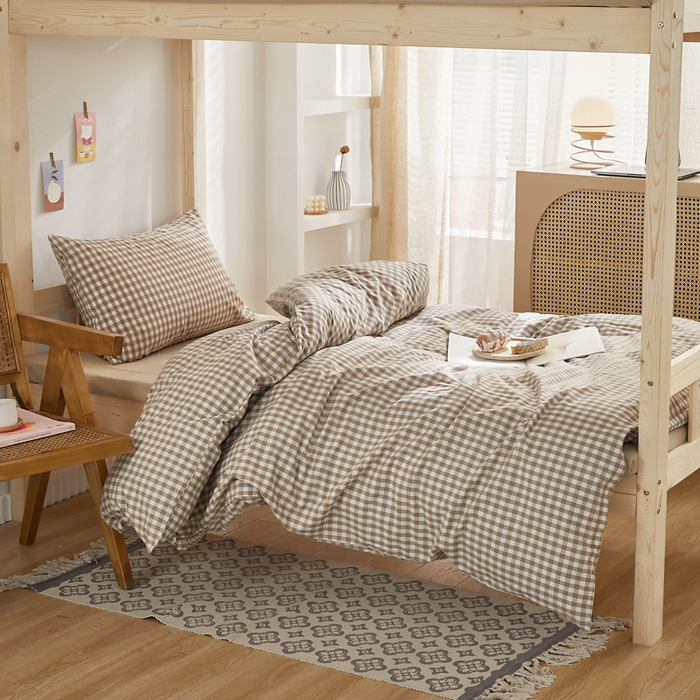 91家纺网 家纺一手货源 找家纺 水洗的故事 2025新款开学季色织水洗棉学生宿舍三件套 浅咖小格