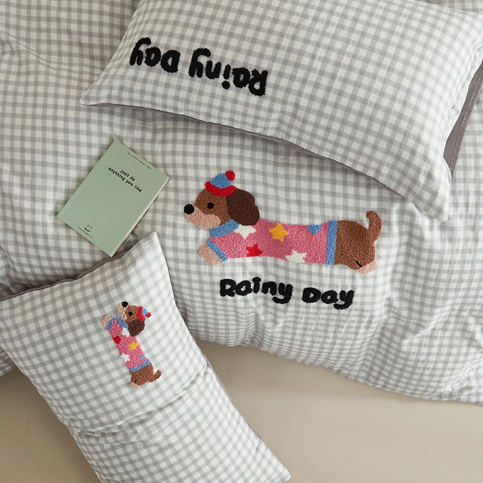 91家纺网 家纺一手货源 找家纺 怡家居 2025新款全棉双层纱可爱卡通毛巾绣四件套 灰格小淘气