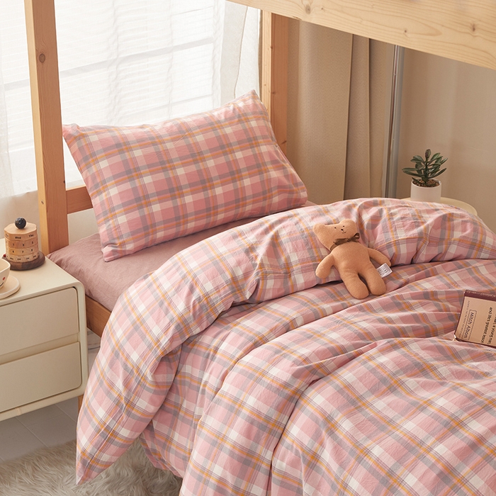 91家纺网 家纺一手货源 找家纺 水洗的故事 2025新款开学季色织水洗棉学生宿舍三件套 欧比亚粉