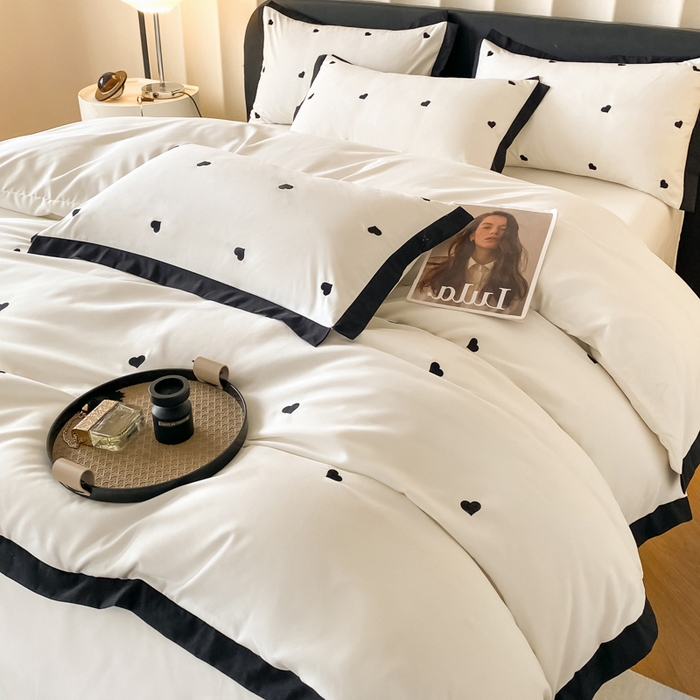 91家纺网 家纺一手货源 找家纺 米彩家纺 2025新款水洗磨毛四件套-蝴蝶结爱心系列 爱心奶昔白