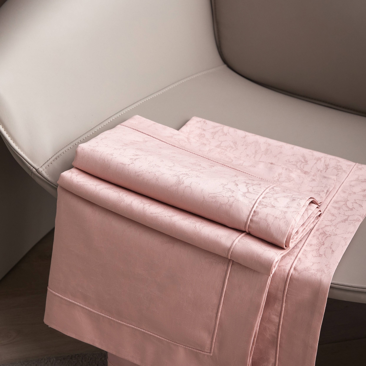 91家纺网 家纺一手货源 找家纺 榻尚家居 2025春夏新款长绒棉全棉纯棉贡缎提花手工立体埋绳工艺四件套 春柔似锦（粉玉）