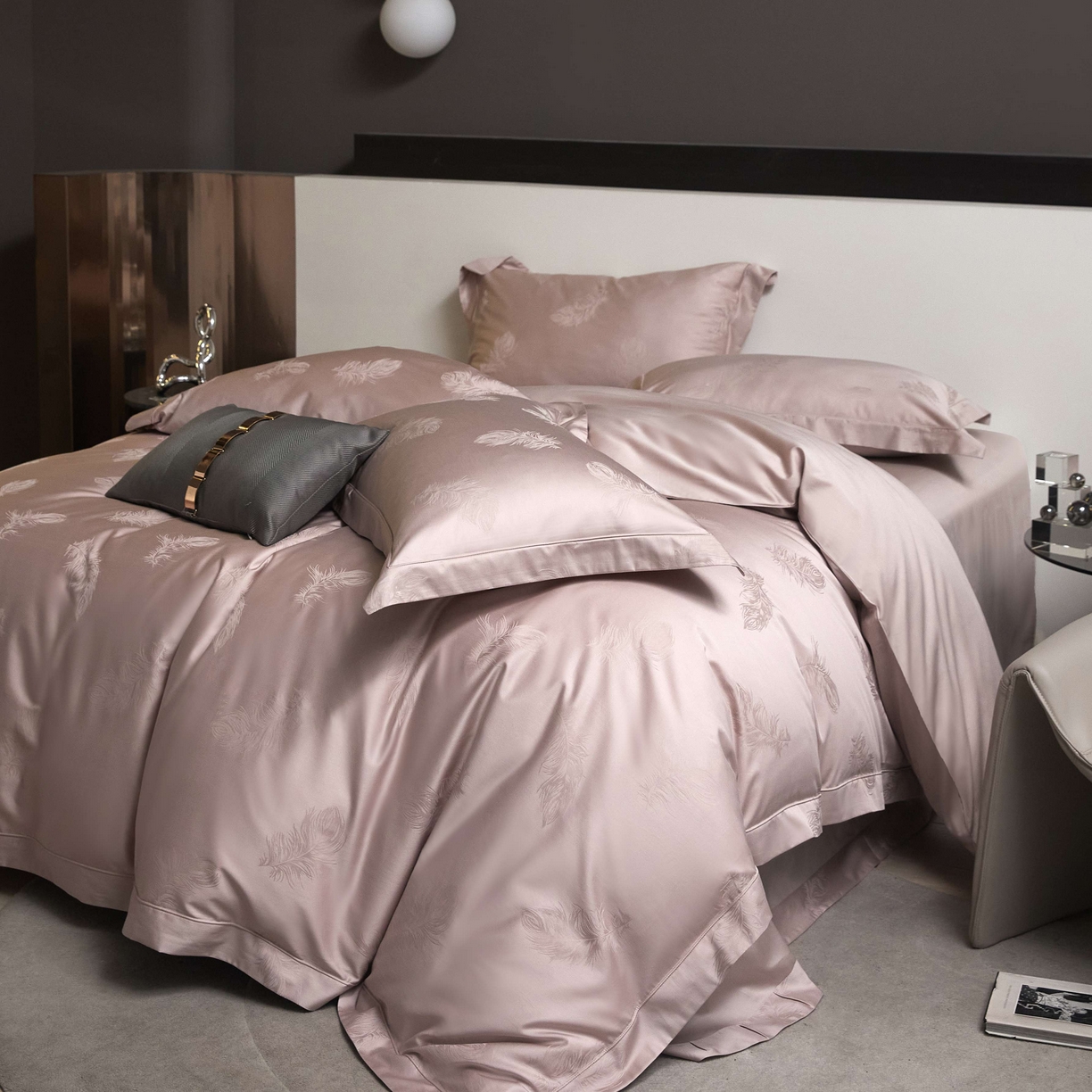 91家纺网 家纺一手货源 找家纺 榻尚家居 2025春夏新款长绒棉全棉纯棉贡缎提花手工立体埋绳工艺四件套 飘羽（红灰）