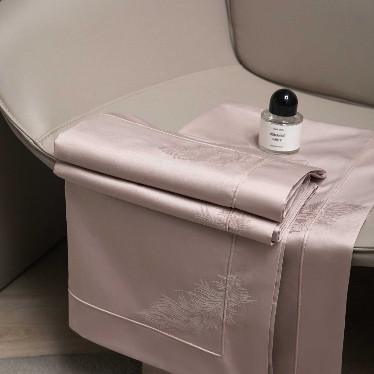 91家纺网 家纺一手货源 找家纺 榻尚家居 2025春夏新款长绒棉全棉纯棉贡缎提花手工立体埋绳工艺四件套 飘羽（红灰）