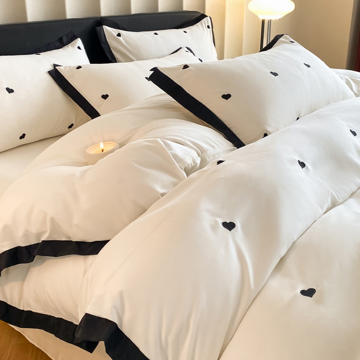 91家纺网 家纺一手货源 找家纺 米彩家纺 2025新款水洗磨毛四件套-蝴蝶结爱心系列 爱心奶昔白