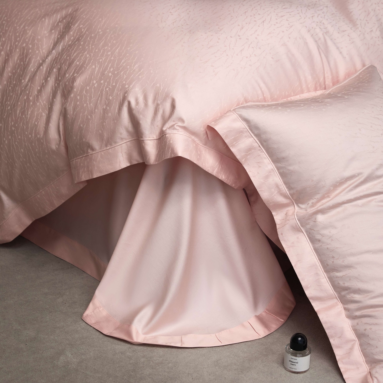 91家纺网 家纺一手货源 找家纺 榻尚家居 2025春夏新款长绒棉全棉纯棉贡缎提花手工立体埋绳工艺四件套 艾克亚（浅粉）