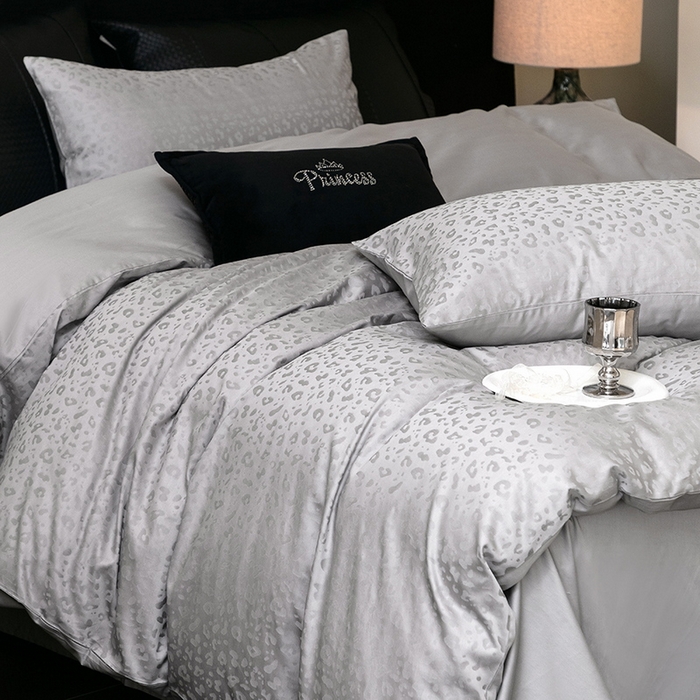 91家纺网 家纺一手货源 找家纺 立奥被业 2025新款60支全棉贡缎提花四件套 豹纹灰