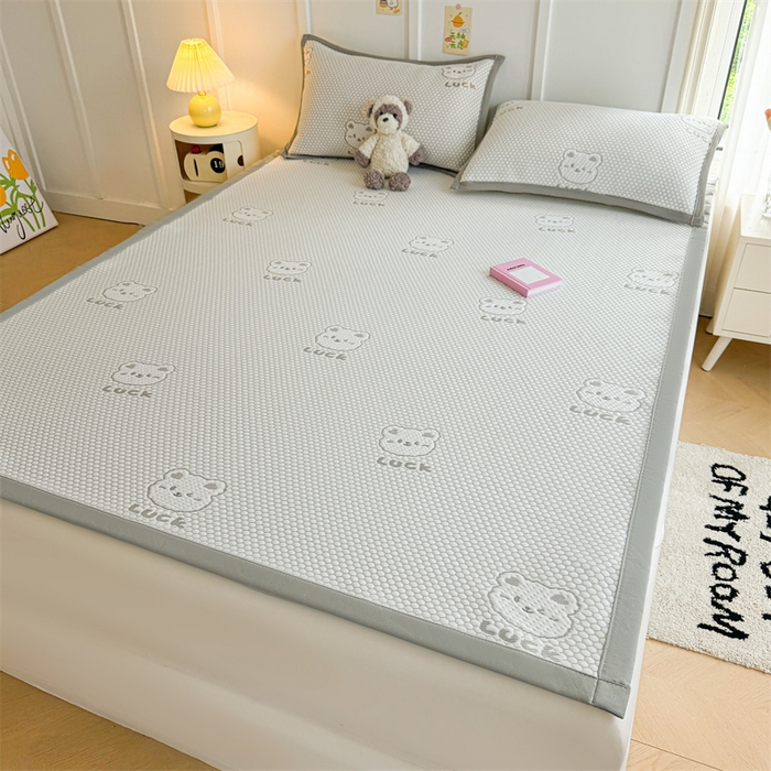 91家纺网 家纺一手货源 找家纺 喜居 2025新款LUCK小冰熊冰豆豆凉席 LUCK小冰熊-灰