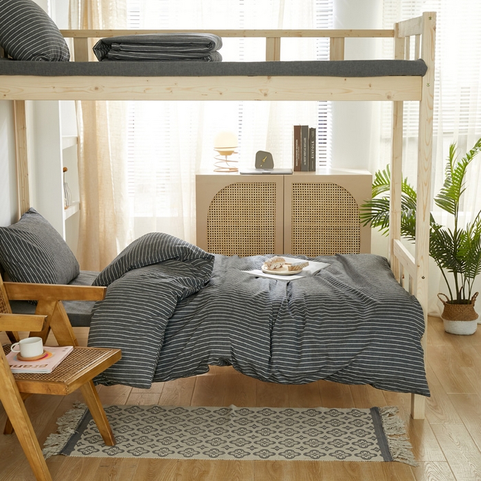 91家纺网 家纺一手货源 找家纺 水洗的故事 2025新款开学季色织水洗棉学生宿舍三件套 灰细条