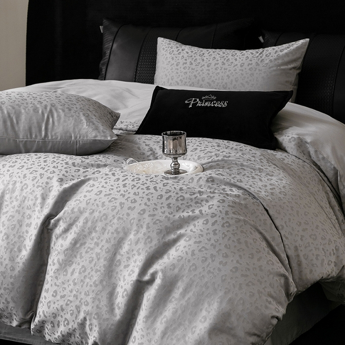 91家纺网 家纺一手货源 找家纺 立奥被业 2025新款60支全棉贡缎提花四件套 豹纹灰